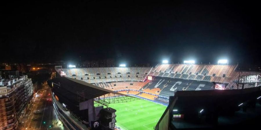 Beim FC Valencia sind zwei Personen positiv auf das Coronavirus getestet worden: Blick auf das leere Mestalla Stadion des spanischen Vereins. Foto: Emilio Morenatti/AP/dpa