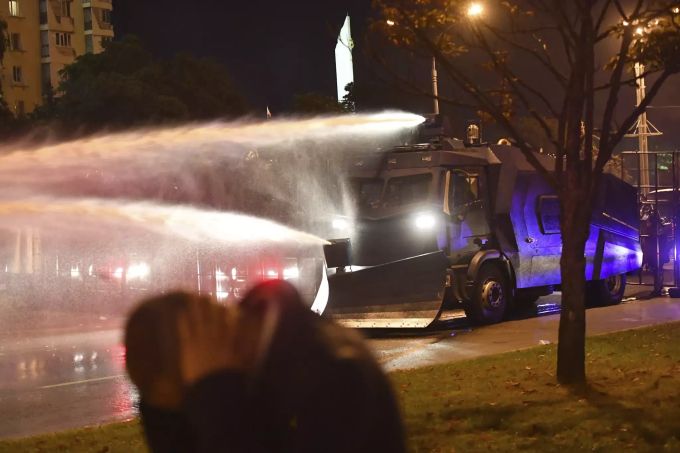 Die Polizei setzt Wasserwerfer gegen Demonstranten während einer Kundgebung nach den belarussischen Präsidentschaftswahlen in Minsk ein. Belarus