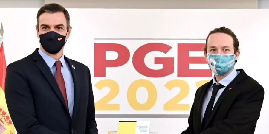 Sánchez (l.) und sein Stellvertreter Iglesias präsentieren den Haushaltsentwurf