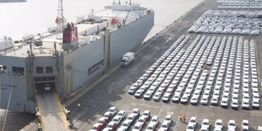 Fahrzeuge des Volkswagen Konzerns stehen im Hafen von Emden zur Verschiffung bereit. Foto: Jörg Sarbach/dpa/Archiv