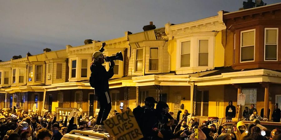 dpatopbilder - Demonstranten versammeln sich zu einem Protestmarsch nach dem Tod von Walter Wallace. Polizisten in der Stadt Philadelphia im US-Bundesstaat Pennsylvania haben am 26. Oktober den 27-jährigen Schwarzen erschossen. Foto: Matt Slocum/AP/dpa