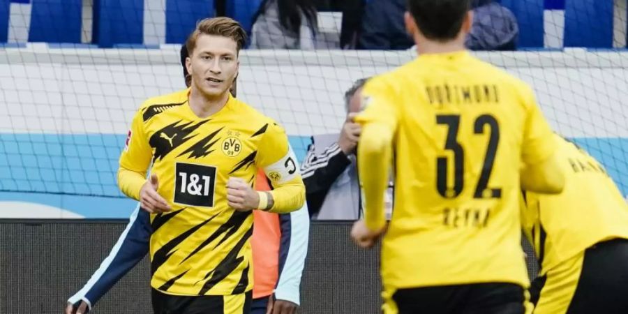 Marco Reus (l) ist Spielführer bei Borussia Dortmund. Foto: Uwe Anspach/dpa