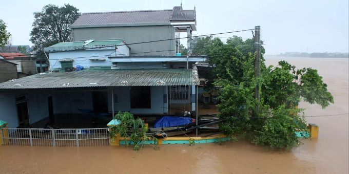 Häuser eines Dorfes stehen unter Wasser. In Vietnam wüten seit einer Woche schwere Unwetter mit immer neuen Regengüssen. Unwetter in Vietnam