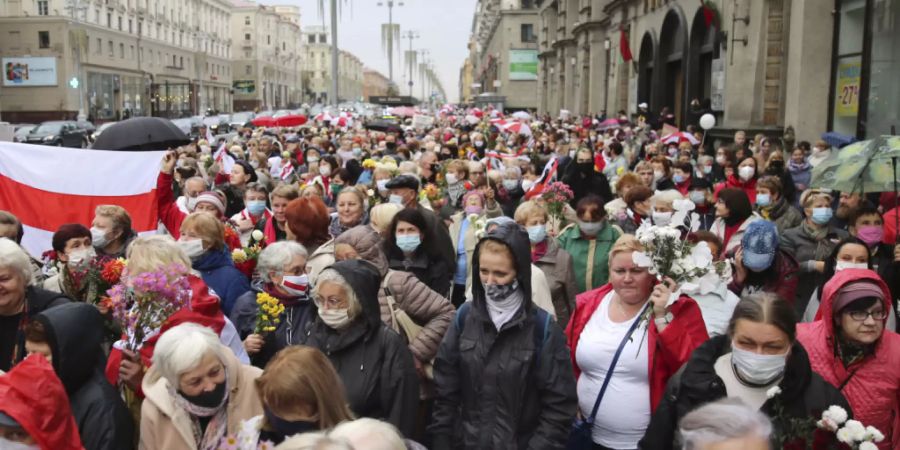 Menschen, meist ältere Frauen, gehen während einer Kundgebung der Opposition, um gegen die offiziellen Ergebnisse der Präsidentschaftswahlen zu protestieren. Foto: AP/dpa