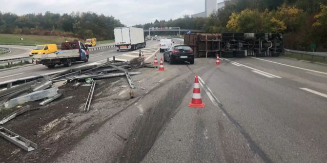 Lastwagen bei Selbstunfall gekippt