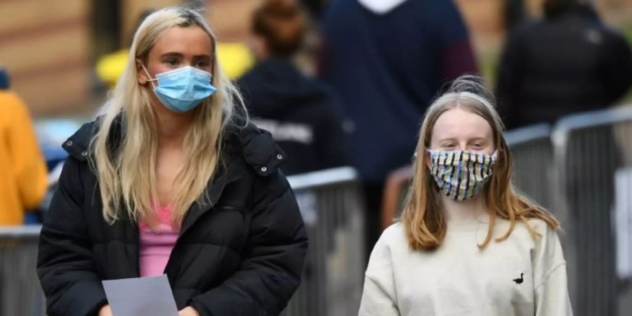 studentinnen masken corona