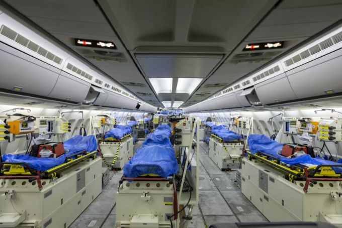 Ein Lazarett-Flugzeug der Deutschen Luftwaffe vor dem Abflug nach Bergamo Ende März: In der norditalienischen Stadt fehlte es an Kapazitäten, viele Menschen starben. Coronavirus Gesundheitssystem Kapazität