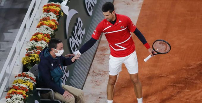 Novak Djokovic entschuldigt sich beim Linienrichter. Novak Djokovic