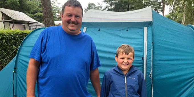 Orlando Hählen und sein Sohn Rico haben gerade ihr Zelt bei Dauerregen aufgestellt.