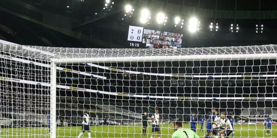 Chelseas Timo Werner trifft, vorbei an Torhüter Hugo Lloris (vorn) von Tottenham Hotspur. Foto: Matt Dunham/PA Wire/dpa