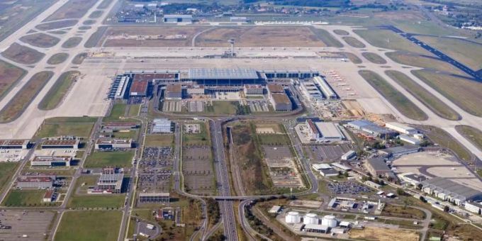 Luftaufnahme des künftigen Flughafens Berlin Brandenburg «Willy Brandt». Nach mehreren geplatzten Terminen ist geplant, dass am 31. Oktober der neue Hauptstadtflughafen BER eröffnet wird. Foto: Soeren Stache/dpa-Zentralbild/ZB ber