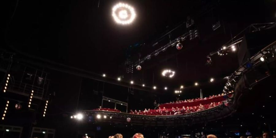 Im Zeichen der Pandemie: Besucher halten im Stage Operettenhaus bei der Eröffnung des Reeperbahn-Festivals Abstand voneinander. Foto: Christian Charisius/dpa