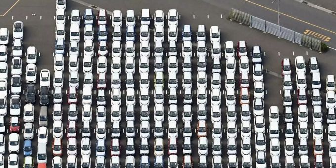 Neuwagen stehen bereit für den Verkauf. (Symbolbild) Autos