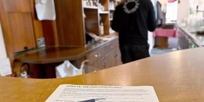 Ein Zettel für die Gäste-Regstrierung liegt in einem Restaurant auf einem Tisch. Coronavirus