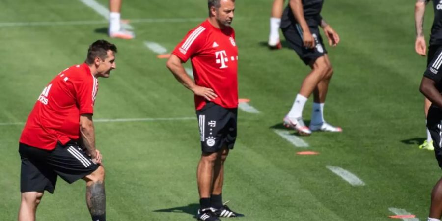 Nehmen mit dem FC Bayern den Spielbetrieb wieder auf: Trainer Hansi Flick und Co-Trainer Miroslav Klose (l). Foto: Sven Hoppe/dpa
