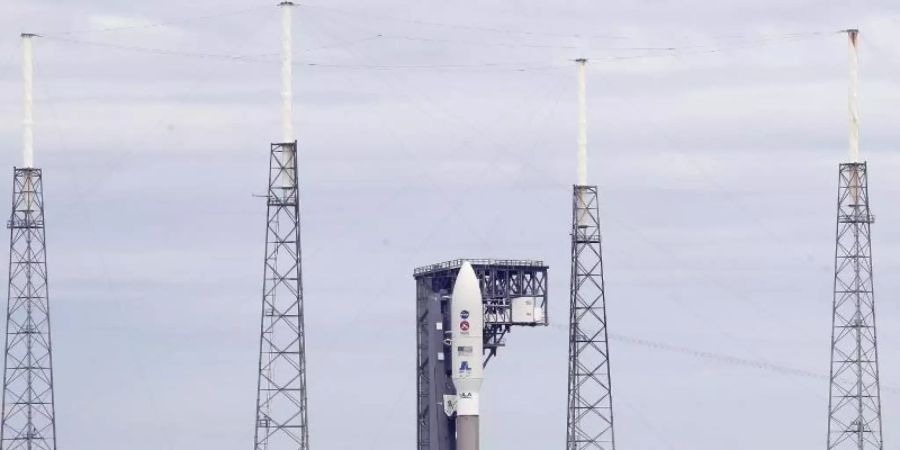 An Bord der Rakete ist der Mars Rover «Perseverance». Der 1000 Kilogramm schwere und drei Meter lange unbemannte Roboter soll im Februar 2021 auf dem Roten Planeten landen und dort geologische Untersuchungen durchführen. Foto: John Raoux/AP/dpa