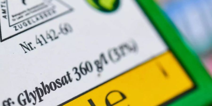 Verpackung eines Unkrautvernichtungsmittels, das den Wirkstoff Glyphosat enthält. Der Agrarchemie- und Pharmakonzern Bayer bekommt bei der angestrebten Einigung im milliardenschweren US-Glyphosatstreit erneut Gegenwind. Foto: Patrick Pleul/dpa-Zentralbild/dpa