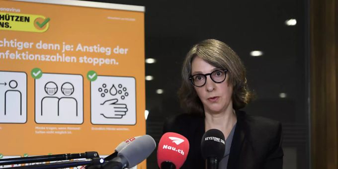 Die neue BAG-Direktorin Anne Lévy äussert sich vor den Medien besorgt über die epidemiologische Lage. Im Hintergrund das neu gestaltete Kampagnen-Plakat. Anne Lévy Kampagne Händewaschen