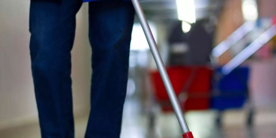 Eine Gebäudereinigerin wischt einen Flur. Rund jeder achte sozialversicherungspflichtig Beschäftigte in Deutschland hat einen Job unterhalb seines eigentlichen Ausbildungsniveaus. Foto: Jens Büttner/dpa-Zentralbild/dpa