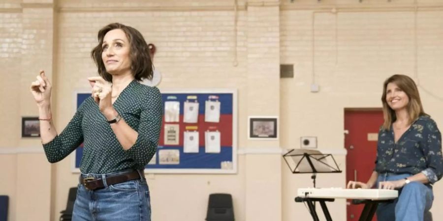 Kate (Kristin Scott Thomas) und Lisa (Sharon Horgan) müssen den richtigen Ton erst finden. Foto: Leonine/dpa