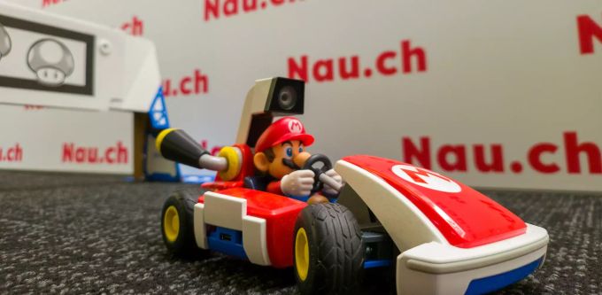 Mario düst in seinem Kart durch die eigene Wohnung oder das Büro. Mario Kart Home Circuit