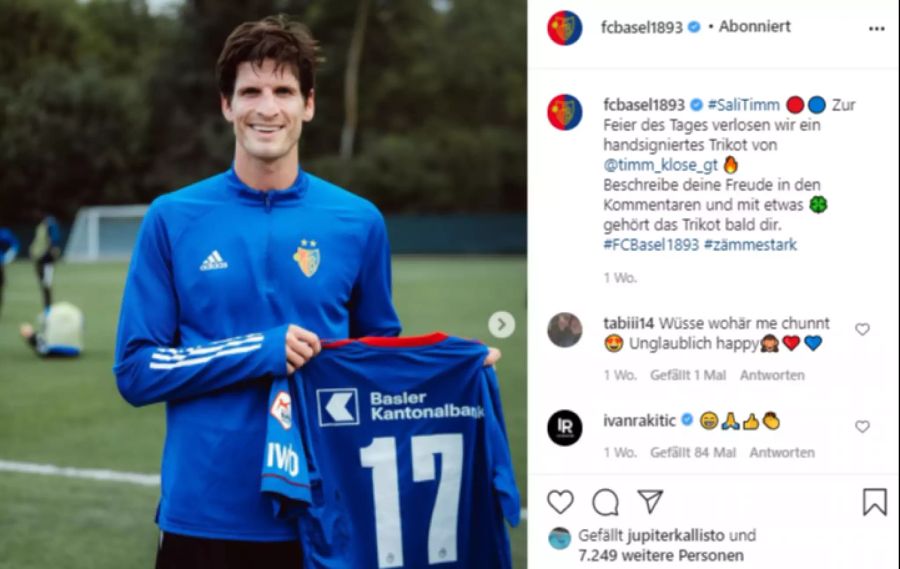 Timm Klose hält das Trikot des FCB hoch.