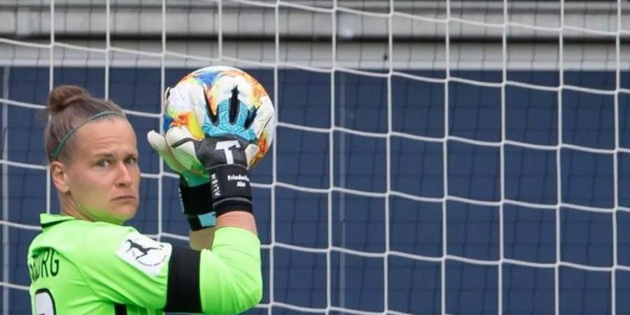 Wurde für das Länderspiel gegen England nachnominiert: Wolfsburg-Keeperin Friederike Abt. Foto: Swen Pförtner/dpa