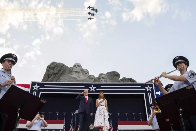 Donald Trump mit First Lady Melania bei einer Ansprache auf dem Mount Rushmore. donald trump