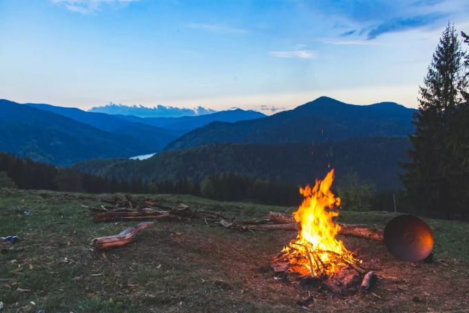 Camping mit Feuerstelle. Camping