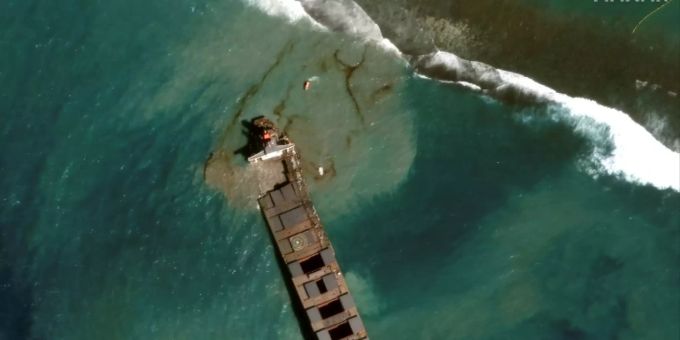 Der Frachter «Wakashio» vor Mauritius Der Frachter «Wakashio» vor Mauritius