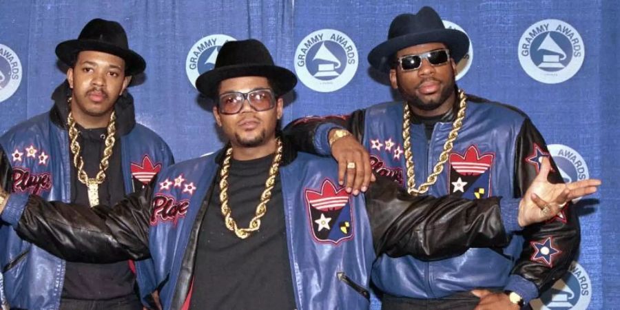 Run-DMC - Wegbegleiter des Hip-Hops: Joseph Simmons (l-r), Darryl McDaniels und «Jam Master Jay». Foto: Mark Lennihan/AP/dpa