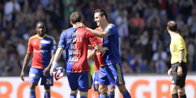 David Degen verabschiedet Alex Frei bei dessen letztem Spiel für den FC Basel im April 2013. FC Basel Alex Frei
