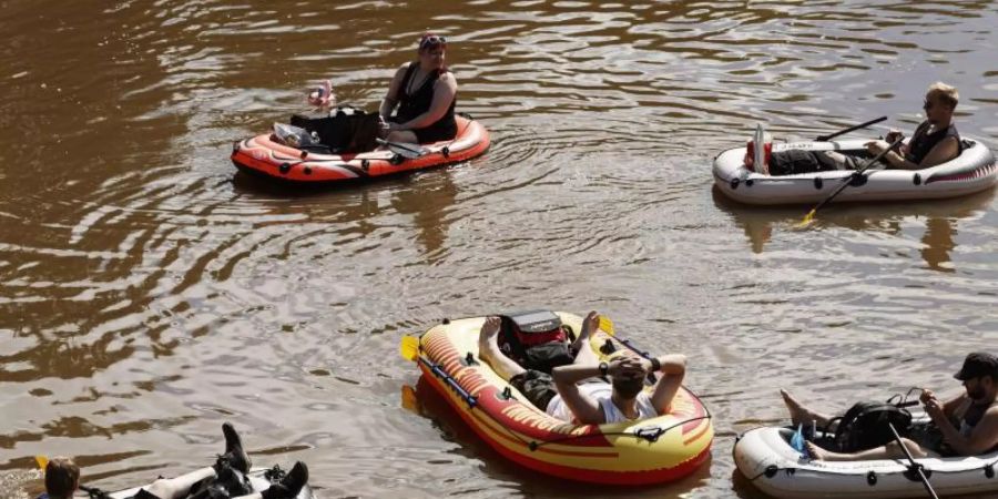 In Schlauchbooten über den Fluss Vantaanjoki - mit Bier. Foto: Roni Rekomaa/Lehtikuva/dpa