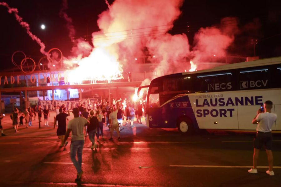 Bei der Rückkehr zum Stadion wird das Team von Fans empfangen.