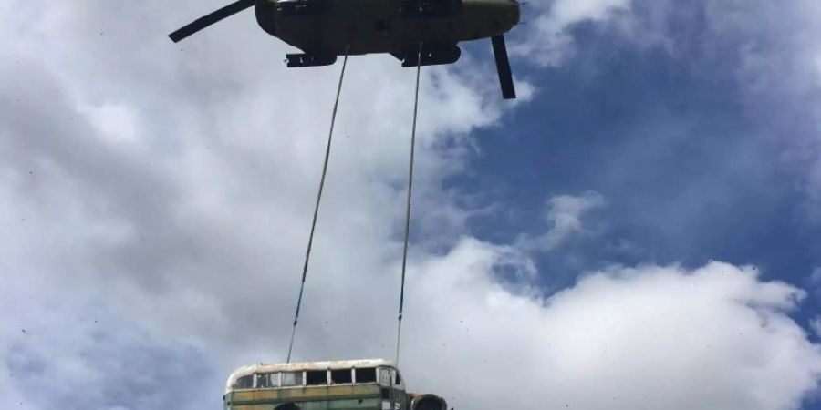 Der rostige, ausrangierte Bus, der durch das Schicksal des «Into-the-Wild»-Aussteigers Christopher McCandless bekannt wurde, soll in ein Museum kommen. Foto: Alaska Department of Natural Resources/dpa