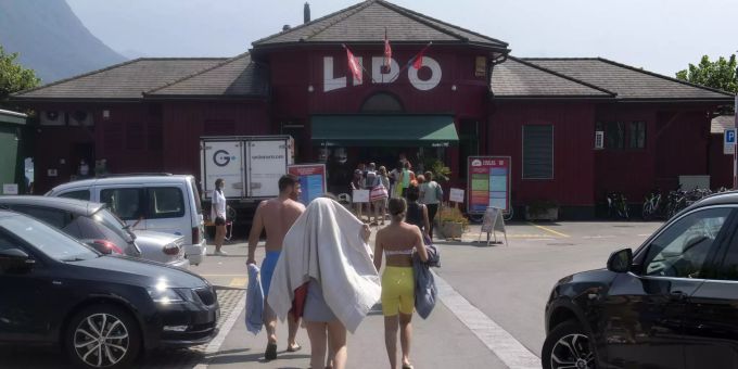 Badende suchen an diesem Hitzetag mit Temperaturen von ueber 30 Grad Abkuehlung im Strandbad Lido am Luganersee am Mittwoch. (Symbolbild) SEE, BADEN, SEEBAD, HITZE, WETTER, SOMMER,