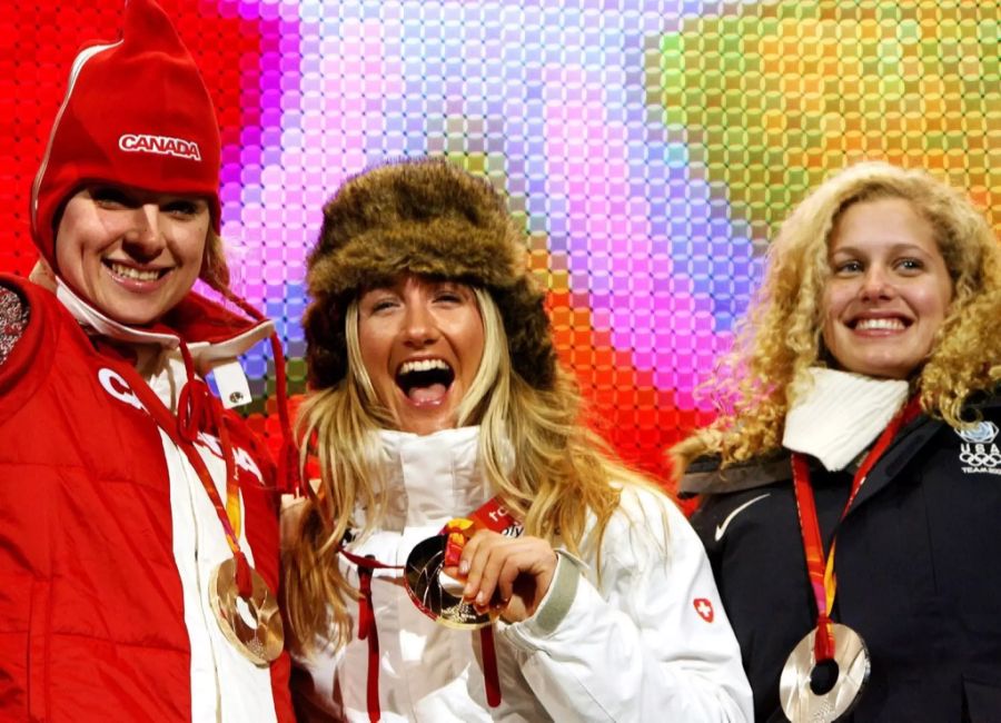 An Olympia 2006 in Turin gewinnt Tanja Frieden den goldenen «Plämpu». Lindsey Jacobellis (r.) muss sich mit Silber zufriedengeben.