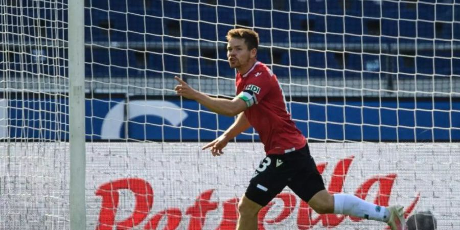 Hannovers Dominik Kaiser jubelt nach seinem Tor zum 1:0 gegen den Karlsruher SC. Foto: Swen Pförtner/dpa