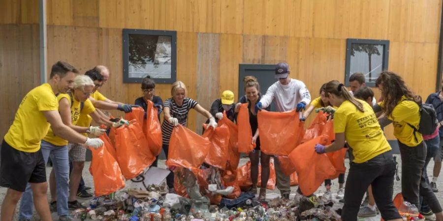 «Abfall-Helden» am World Cleanup Day in Basel.