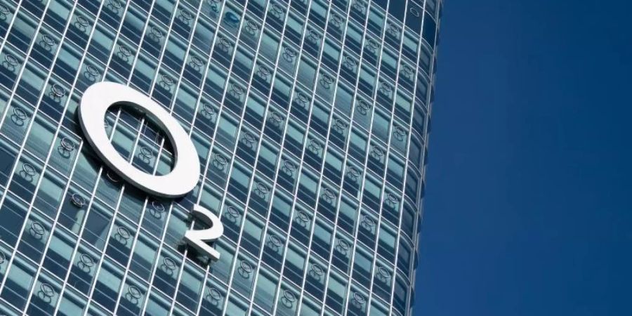 Das Logo des Telekommunikationsanbieters O2 ist an der Deutschlandzentrale am Uptown-Hochhaus zu sehen. O2 ist die Kernmarke von Telefonica Deutschland. Foto: Sven Hoppe/dpa