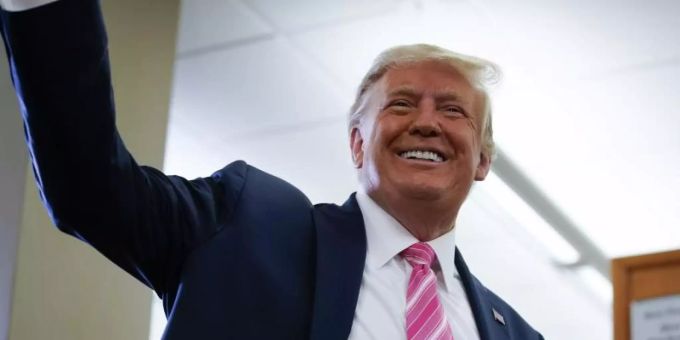 US-Präsident Donald Trump bei seiner Stimmabgabe in West Palm Beach in Florida. donald trump