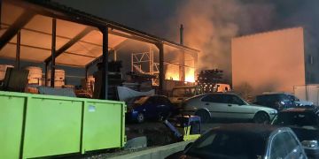 Brand in Lagerhalle erfordert Feuerwehreinsatz