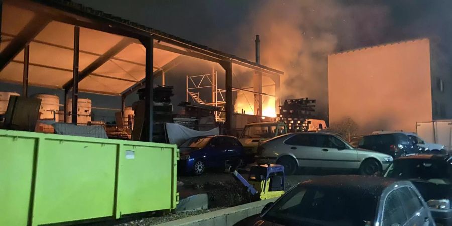Brand in Lagerhalle erfordert Feuerwehreinsatz