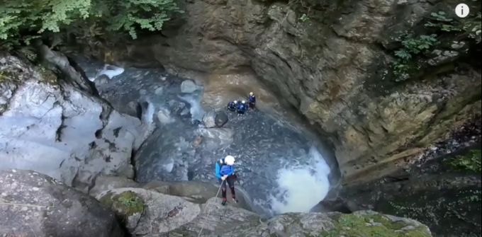 Das Damenteam wagte sich beim Canyoning mutig in neue Gewässer. UHC Wild Tigers