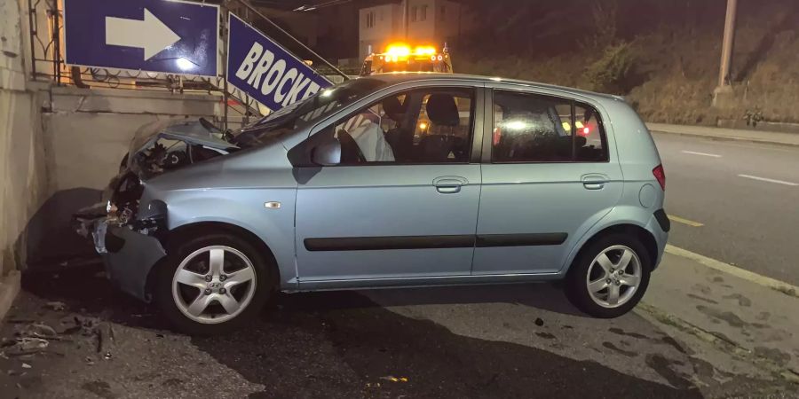 Alleinunfall endet an Mauer