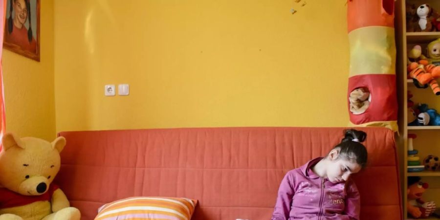 Ein autistisches Mädchen. Wie vielen Betroffenen mangelt es ihm an der Fähigkeit, sich andern gegenüber zu öffnen. An der Uni Basel wurde nun eine Therapie entwickelt, die den unterbrochenen Signalweg des «Kuschelhormons» Oxitocyn im Hirn repariert und das Sozialverhalten normalisiert. (Archivbild)