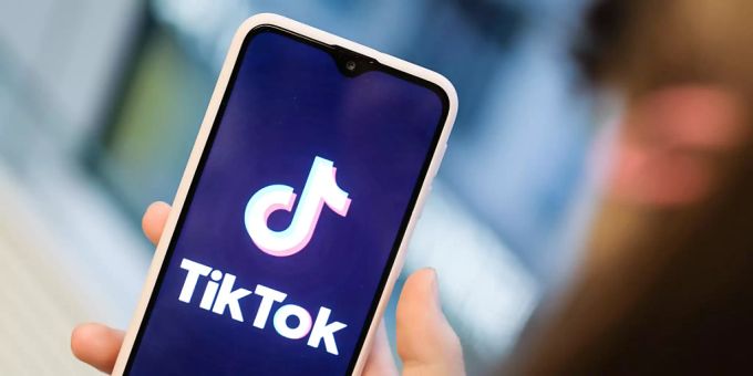 ARCHIV - ILLUSTRATION - Ein Mädchen hält ihr Smartphone in den Händen, auf dem sie ein Foto der Kurzvideo-App Tiktok geöffnet hat. Foto: Jens Kalaene/dpa-Zentralbild/dpa ARCHIV - ILLUSTRATION - Ein Mädchen hält ihr Smartphone in den Händen, auf dem sie ein Foto der Kurzvideo-App Tiktok geöffnet hat. Foto: Jens Kalaene/dpa-Zentralbild/dpa