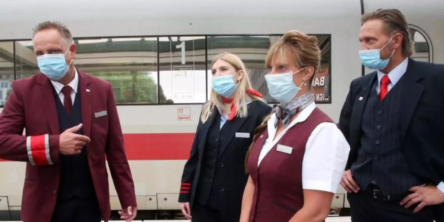 Die Gewerkschaft Deutscher Lokführer verlangt mehr Kompetenzen für die Zugbegleiter, damit die Maskenpflicht in Zügen besser durchgesetzt werden kann. Foto: Wolfgang Kumm/dpa