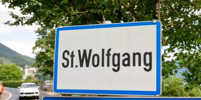 ARCHIV - Das Ortsschild von St. Wolfgang in Österreich. Foto: Fotokerschi.At / Kerschbaummayr/APA/dpa ARCHIV - Das Ortsschild von St. Wolfgang in Österreich. Foto: Fotokerschi.At / Kerschbaummayr/APA/dpa