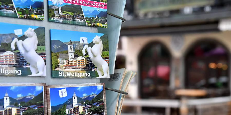 ARCHIV - Ein Ständer mit Post- und Magnetkarten in St. Wolfgang am Wolfgangsee. Foto: Barbara Gindl/apa/dpa